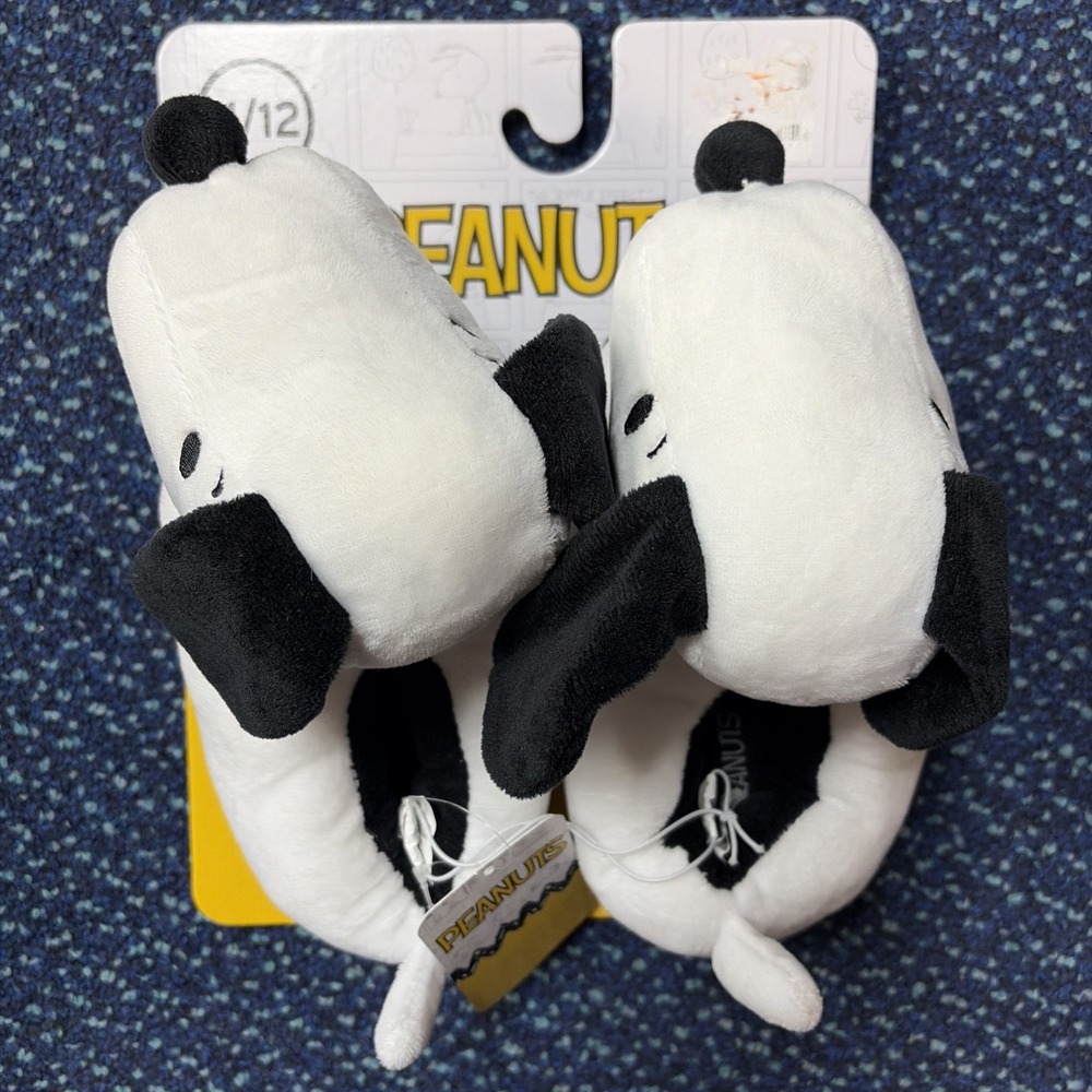 NWT Peanuts Snoopy Child's Size  (11-12) Plush Slippers w/ Cushioned Sole!